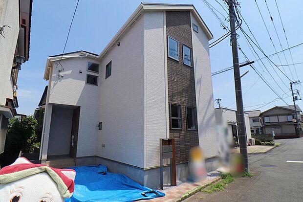 【現地外観写真】☆『毎日早く家に帰りたくなる。』そんなマイホームにお住まいになりませんか？大切な家族が、安心して・快適に毎日過ごすことが出来る…。ささやかだけれども一番大切なこと♪この邸で叶えられます！！