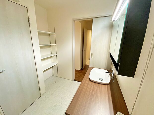 【☆Powder Room☆ 収納スペースもバッチリなこちらの】☆Powder Room☆
収納スペースもバッチリなこちらの洗面化粧台。忙しい朝の時間にお役立ち！化粧品やヘアケア用品など細かな物もしっかり収納しておけるから「あれ？アレどこだっけ？」がなくなること間