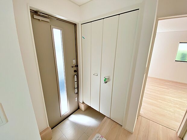 【☆Entrance☆ 】☆Entrance☆
お家に出会う人々を迎える玄関だからこそ、広々清潔感あふれる空間にしたいものです。採光・通風にも配慮された設計で毎日明るい空間をキープします♪