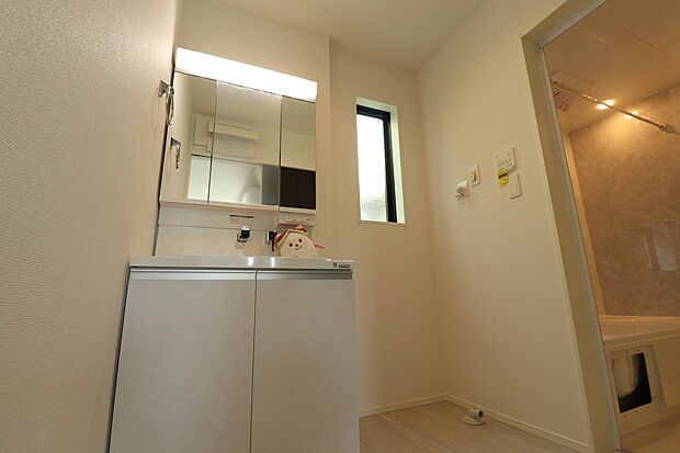 【☆Powder Room☆ 】☆Powder Room☆
収納スペースもバッチリなこちらの洗面化粧台。忙しい朝の時間にお役立ち！化粧品やヘアケア用品など細かな物もしっかり収納しておけるから「あれ？アレどこだっけ？」がなくなること間