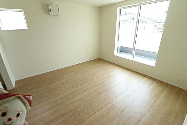 【リビング以外の居室】住まう方でカスタマイズしていただけるシンプルなデザインの内装。ご自身で素敵な空間を創り上げられます。