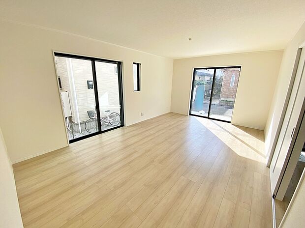 【☆Living　Room☆ 】☆Living　Room☆
ここにはみんなが集い、食事と楽しい会話が始まる。ついつい話に夢中になりすぎて、時を忘れ夜半過ぎになってしまう。そんな束の間の幸せを感じさせてくれる場所となることでしょう♪♪