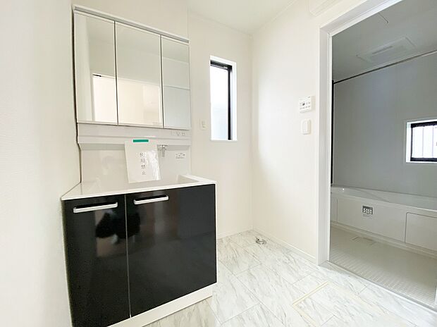 【☆Powder Room☆ 】☆Powder Room☆
収納スペースもバッチリなこちらの洗面化粧台。忙しい朝の時間にお役立ち！化粧品やヘアケア用品など細かな物もしっかり収納しておけるから「あれ？アレどこだっけ？」がなくなること間