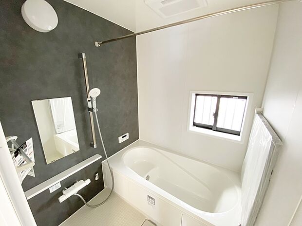 【☆System　Bath☆ 】☆System　Bath☆
半身浴も楽しめる一坪タイプの浴室は、防カビ仕様となっており、お掃除も楽々です。浴室乾燥機を完備し雨の日のお洗濯も安心です。