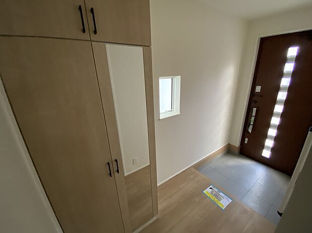 【☆Entrance☆ 】☆Entrance☆
お家に出会う人々を迎える玄関だからこそ、広々清潔感あふれる空間であって欲しいですよね♪「ただいま」、「こんにちは」、「風の音」が心地よいBGMになることでしょう♪