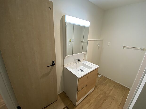 【☆Powder Room☆ 】☆Powder Room☆
十分な大きさの洗面台は収納もさる事ながら、身だしなみチェックや歯磨きなど、朝の慌ただしい時間でもホテルライクなスペースで余裕とゆとりを感じて頂けます。