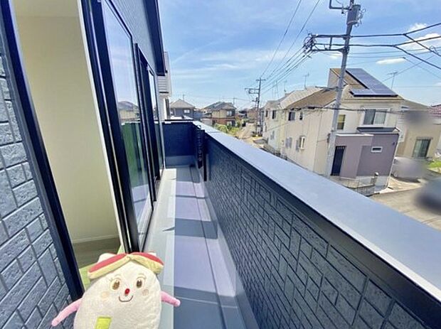 【バルコニー】太陽に愛された邸は、陽当り・通風に優れた魅力的かつ快適さを追求した邸宅でした。ここに住むからこそ意味がある。そんな充足感を感じながら、毎日をお過ごし頂けるお家がこちらです♪