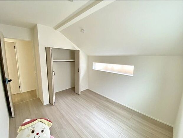 【リビング以外の居室】バルコニーに面したお部屋は、通風・採光共に良好な上、解放感タップリ♪
明るいお部屋は住まう人の心も明るくしてくれますね☆