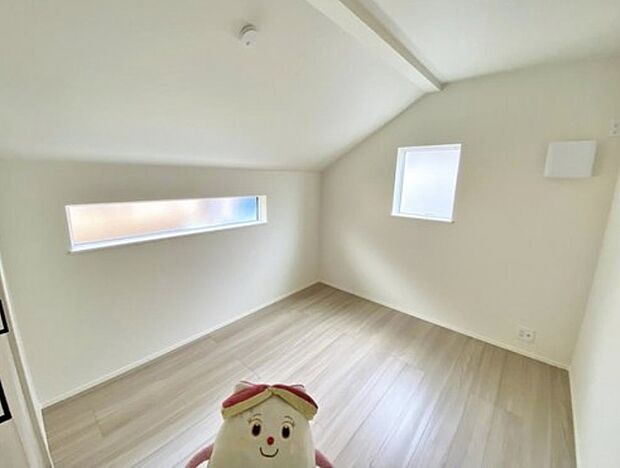 【リビング以外の居室】2面採光を確保した明るい室内は、風通しも良く、大変居心地の良い空間となっております。爽やかな風を感じて起きる朝は、快適生活の始まりに！