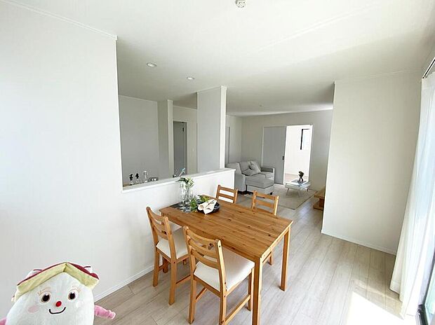 【リビング】お子さまは、ご飯の支度を頑張っているご家族の姿が見えると安心。手伝いたいという気持ちになるなど、お手伝いの習慣も育ちやすいですよ♪