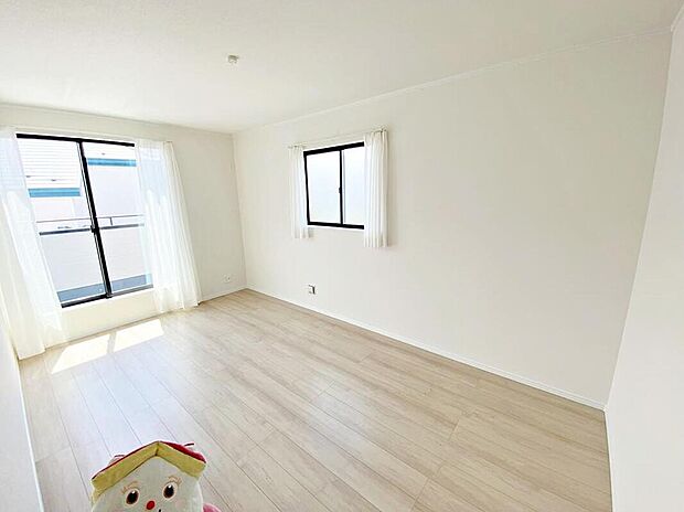 【リビング以外の居室】居室のサッシにはペアガラスを採用、高い断熱性による省エネと結露対策に有効です。室内を快適な空間に代えてくれます。現地の採光や通風も実際にご確認下さいませ♪