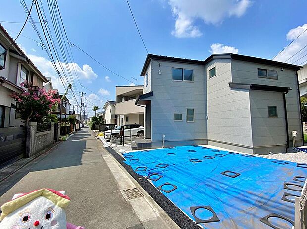 【前面道路含む現地写真】前面道路は交通量少なめの4ｍ道路。お車の駐車も楽々。駅から自宅までの道のりは電灯があって明るいなど、安全な経路が確保できるということも大事なポイントですよね♪