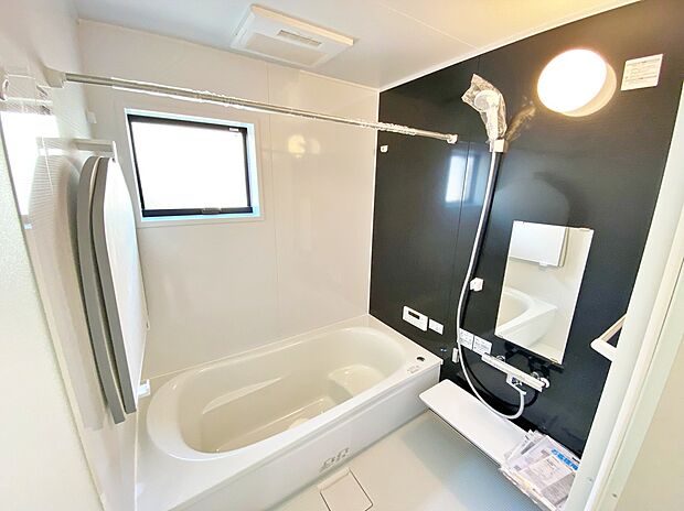 【☆System　Bath☆ 】☆System　Bath☆
「頑張った今日一日の疲れを癒すには、ゆっくり寛げる浴室が良いなぁ。」そんなお声にピッタリな、こちらの浴室♪ゆったりお湯に浸かれる浴槽は半身浴も可能です！