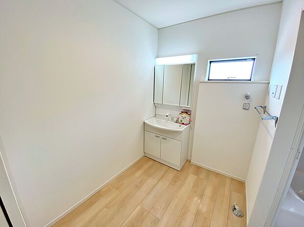 【☆Powder Room☆ 】☆Powder Room☆
三面鏡ならではの収納力、シャンプードレッサーならではの機能性、どちらも採用しております。汚れが落ちやすいすべり台ボウルは手入れもしやすく日々の生活を陰ながら支えてくれる仕様