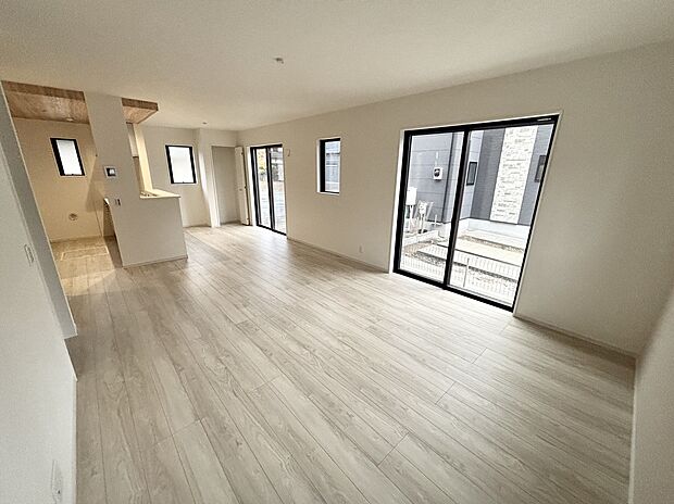 【☆Living　Room☆ 】☆Living　Room☆
家族の食事や団らんのほか、子供を遊ばせたり、友人を招いたりするＬＤＫは住まいの中心。長時間過ごす場所だからこそ、大切にしたい場所です！！