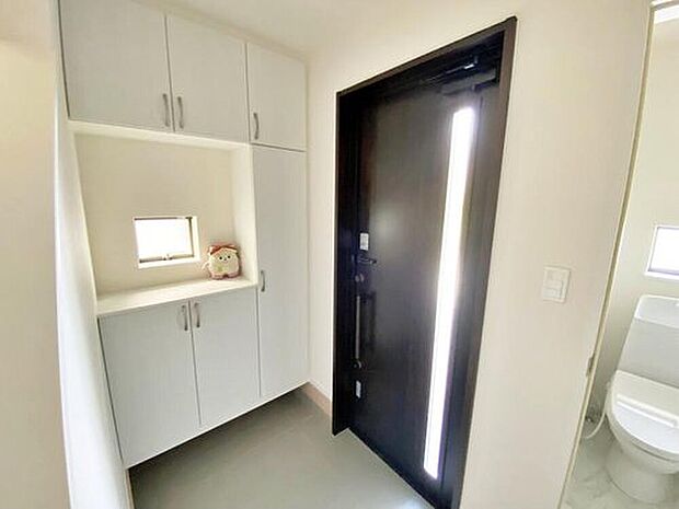 【☆Entrance☆】上質感漂う玄関と廊下。居住者の帰り、訪れる方を優しく迎える・安らぎに満ちた生活空間を予感させる。健やかな暮らしを楽しめそう。