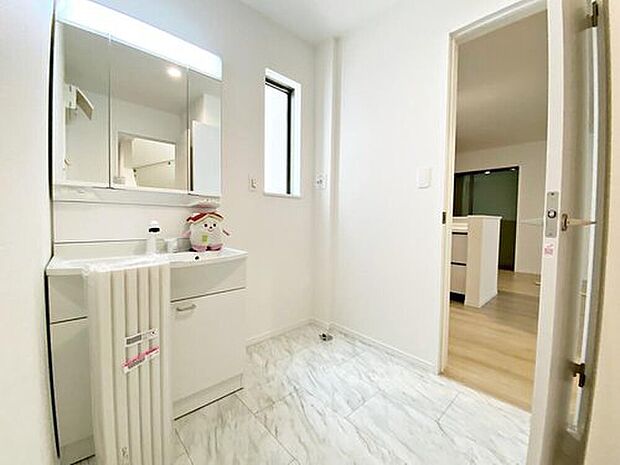 【☆Powder Room☆】収納スペースもバッチリなこちらの洗面化粧台。忙しい朝の時間にお役立ち！化粧品やヘアケア用品など細かな物もしっかり収納しておけるから「あれ？アレどこだっけ？」がなくなること間違いなし♪