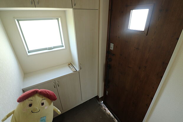 【☆Entrance☆ 】☆Entrance☆
お家に出会う人々を迎える玄関だからこそ、広々清潔感あふれる空間にしたいものです。採光・通風にも配慮された設計で毎日明るい空間をキープします♪