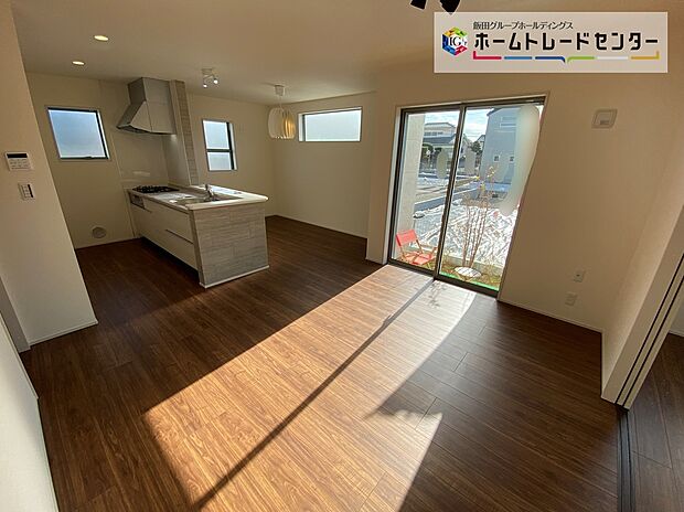 【☆Living　Room☆】☆Living　Room☆
家族の食事や団らんのほか、子供を遊ばせたり、友人を招いたりするＬＤＫは住まいの中心。長時間過ごす場所だからこそ、大切にしたい場所♪