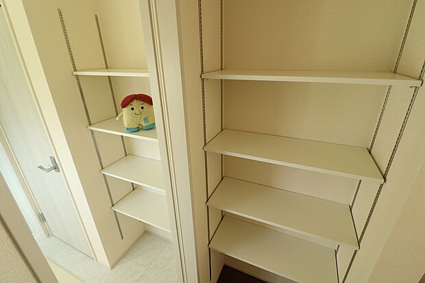 【☆パントリー☆ 】☆パントリー☆
キッチン脇にパントリーをご用意しました♪ストック食品や、缶詰、頻繁には使わないけれど持っておきたい調味料ペットボトルの水など。かさばりがちなキッチンのアレコレを、しっかり収納可能！ます