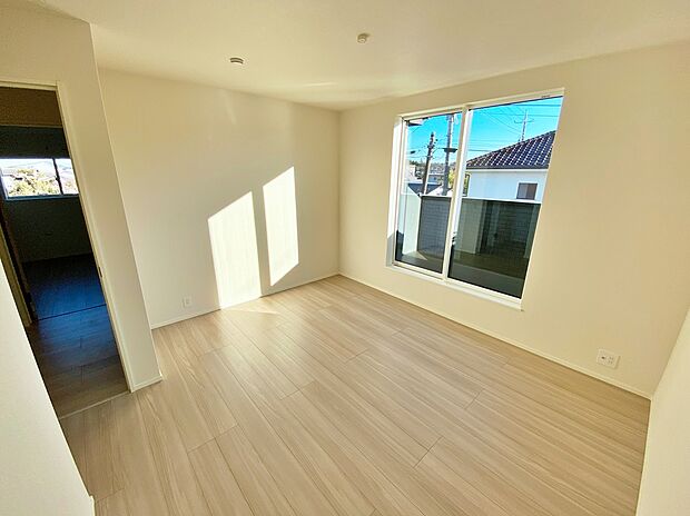 【☆Room☆ 】☆Room☆
2面採光を確保した明るい室内は、風通しも良く、大変居心地の良い空間となっております。爽やかな風を感じて起きる朝は、快適生活の始まりに！