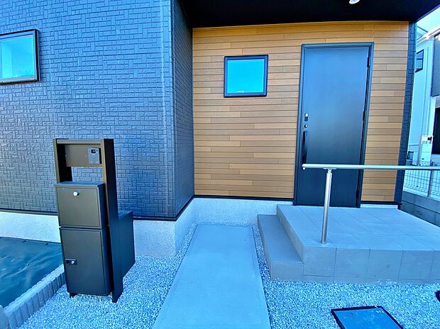 【現地外観写真】☆賃貸の更新時期が迫っている人。更新料を払うか、新しく賃貸を探して、敷金・礼金を払うか、悩ましいところ。いっそ購入してしまうのも手。家賃と同等程度の支払いで、自分の住まいを手に入れられます♪

