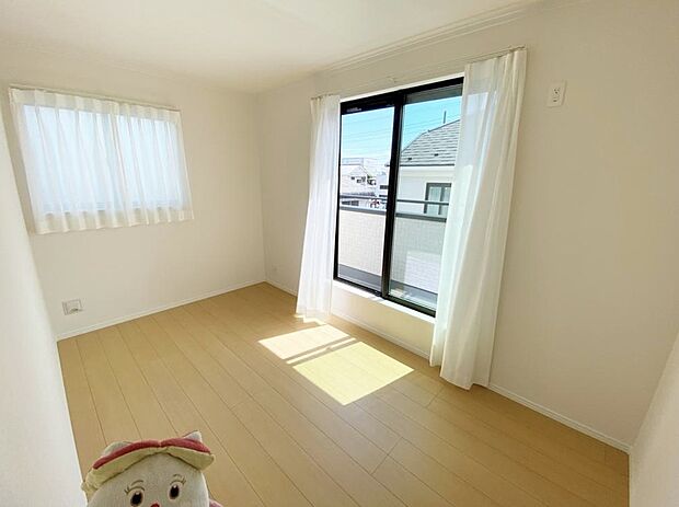 【リビング以外の居室】バルコニーに面したお部屋は、通風・採光共に良好な上、解放感タップリ♪
明るいお部屋は住まう人の心も明るくしてくれますね☆