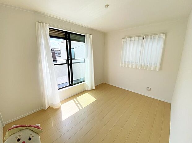 【リビング以外の居室】ここは風の通り道。舞い込んでくる風が優しく躍り、室内に爽やかな空気を運んでくる。そこに季節の息吹を感じて、いまがどんな季節なのかを実感することができます。