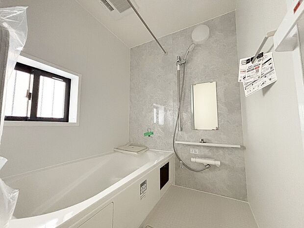 【☆System　Bath☆ 】☆System　Bath☆
『一日の疲れを落としてくれる場所は、一番落ち着く場所でなければならない』高級感溢れるカラーと大きさ・柔らかな曲線で構成された半身浴も楽しめるバスタブの心地よさを是非！！