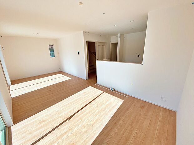 【☆Living　Room☆ 】☆Living　Room☆
家族の食事や団らんのほか、子供を遊ばせたり、友人を招いたりするＬＤＫは住まいの中心。長時間過ごす場所だからこそ、大切にしたい場所♪