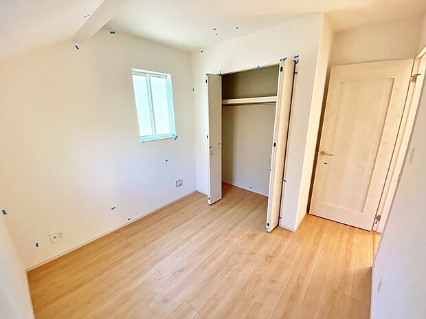 【☆Room☆ 】☆Room☆
居室に完備の収納は、お部屋を広々使うことが出来る優れもの！大切な思い出の品や、「今は使わない」季節ものを大切に保管♪スッキリ綺麗なお部屋で、趣味の時間も更に充実♪