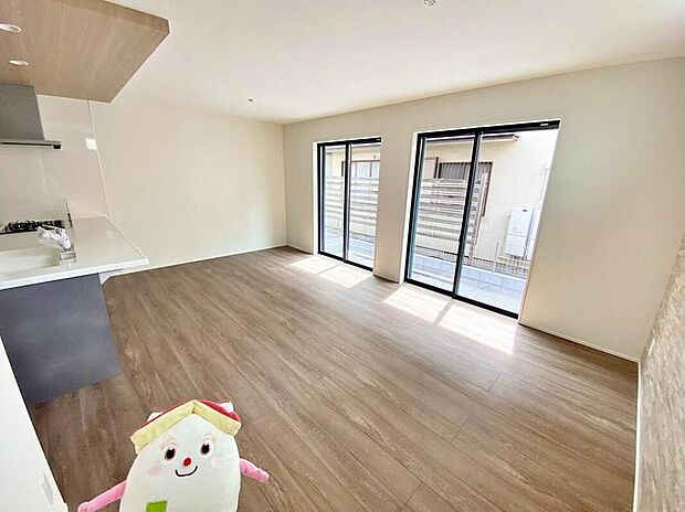 【リビング】会話が弾むリビング、料理が愉しくなるキッチン。家は、ただ生活する場ではなく、暮らしを愉しく、快適にする場所。笑顔の毎日、安らぎの日々のために、最新の設備・仕様を採用。