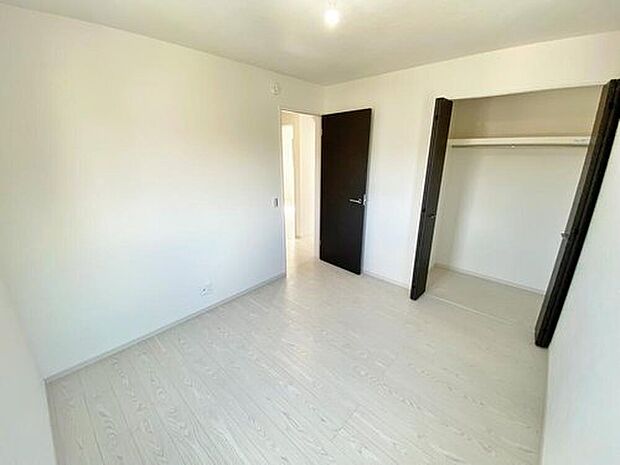 【リビング以外の居室】各部屋を最大限に広く使って頂ける様、全居住スペースに収納付。プライベートルームはゆったりと快適に。