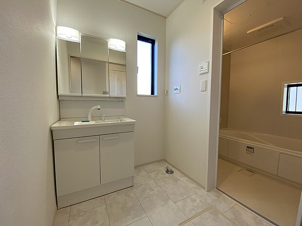 【リビング以外の居室】居室に完備の収納は、お部屋を広々使うことが出来る優れもの！大切な思い出の品や、「今は使わない」季節ものを大切に保管♪スッキリ綺麗なお部屋で、趣味の時間も更に充実♪