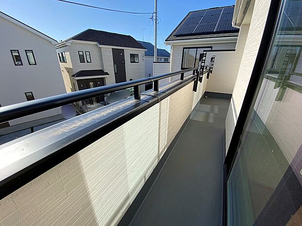 【バルコニー】バルコニーは、洗濯物や布団を干すだけでなく、暖かな陽射しや爽やかな風を存分に取り込み、お部屋に解放感をもたらします☆