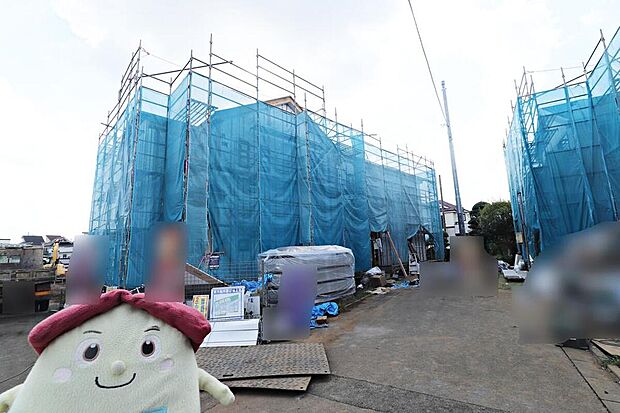 【前面道路含む現地写真】☆ご家族が仕事や部活動などで遅くなる場合は夜道が心配。駅から自宅までの道のりに人通りがある、電灯があって明るいなど、安全な経路が確保できるということも大事なポイントですよね♪