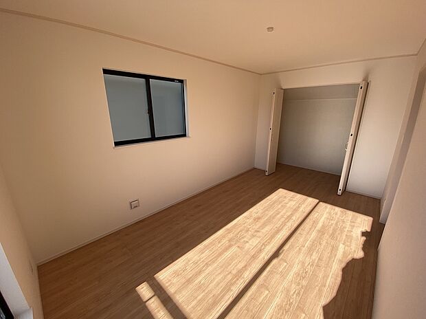 【リビング以外の居室】一人にひと部屋？収納？書斎？趣味部屋？あるいは客室？部屋数の多い間取りは、家族構成やライフステージの変化にも柔軟な対応を可能にし、家族の選択肢を広げます。