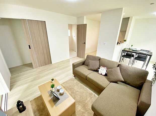 【リビング】『LDKは家族だんらんをデザイン』家族が集まり一緒の時間がすごせる工夫がされております。何気ない一日のひとコマが何者にも代えがたい宝物になることでしょう♪