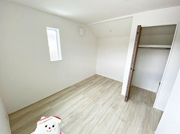 【リビング以外の居室】バルコニーに面したお部屋は、通風・採光共に良好な上、解放感タップリ♪
明るいお部屋は住まう人の心も明るくしてくれますね☆