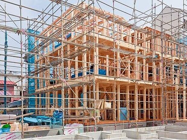 【日本の気候風土に適した「木造軸組工法」】柱、梁などの「軸組み」で構造体を作り上げています。接合部には、金物・筋かいなどで補強を行いより強度を高め、木材はプレカットにより品質のバラツキを防ぎ、安定した品質の住宅を供給しています。