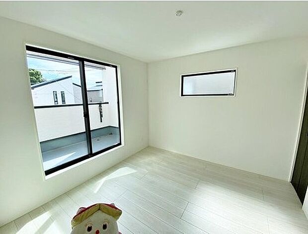 【リビング以外の居室】バルコニーに面したお部屋は、通風・採光共に良好な上、解放感タップリ♪
明るいお部屋は住まう人の心も明るくしてくれますね☆