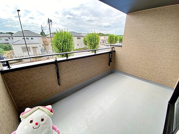 【バルコニー】南側に設置されたインナーバルコニー！心地よい陽射しや暖かな風を楽しむことが出来ます♪晴れた日にはたっぷりの洗濯物や布団を干せます♪