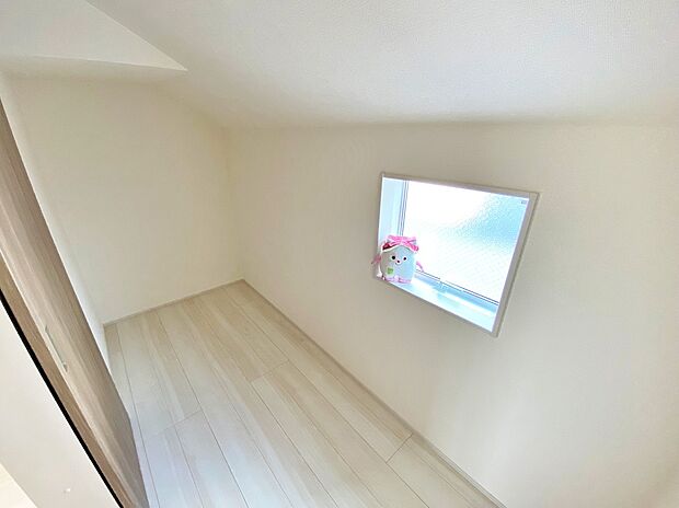 【☆Storage Room☆】収納目的での使用はもちろん、書斎や作業スペース、趣味の空間として活用するなどさまざまな用途で利用できます。在宅勤務の多いこのご時世には嬉しいスペースです♪