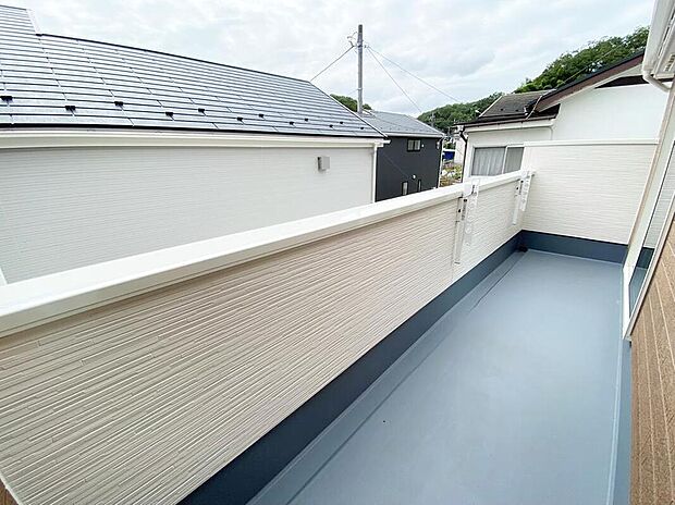 【バルコニー】太陽に愛された邸は、陽当り・通風に優れた魅力的かつ快適さを追求した邸宅でした。ここに住むからこそ意味がある。そんな充足感を感じながら、毎日をお過ごし頂けるお家がこちらです♪