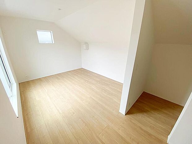 【リビング以外の居室】2面採光を確保した明るい室内は、風通しも良く、大変居心地の良い空間となっております。爽やかな風を感じて起きる朝は、快適生活の始まりに！