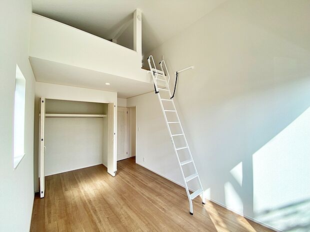 【☆Room☆ 】☆Room☆
居室に完備の収納は、お部屋を広々使うことが出来る優れもの！大切な思い出の品や、「今は使わない」季節ものを大切に保管♪スッキリ綺麗なお部屋で、趣味の時間も更に充実♪