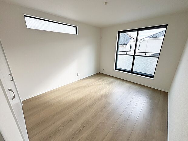 【☆Room☆ 】☆Room☆
一人にひと部屋?収納?書斎?趣味部屋?あるいは客室?部屋数の多い間取りは、家族構成やライフステージの変化にも柔軟な対応を可能にし、家族の選択肢を広げます。