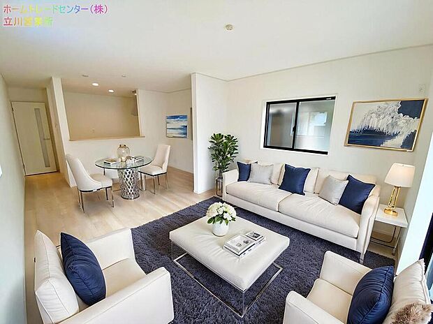 【リビング】思い思いの過ごし方をする。理想のリビングともいえる空間を実現するには、家族が自然に集まる演出や、適度な距離感を保てる空間の広さも必要ですね。（家具はCGです）