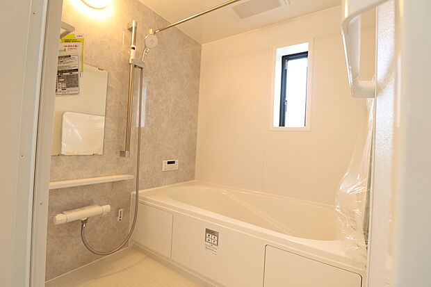 【☆System　Bath☆ 】☆System　Bath☆
半身浴も楽しめる一坪タイプの浴室は、防カビ仕様となっており、お掃除も楽々です。浴室乾燥機を完備し雨の日のお洗濯も安心です。