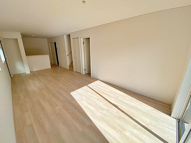 【☆Living　Room☆】☆Living　Room☆
家族の食事や団らんのほか、子供を遊ばせたり、友人を招いたりするＬＤＫは住まいの中心。長時間過ごす場所だからこそ、大切にしたい場所♪